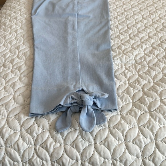 Tommy Hilfiger Red Floral Top (M) and Zac & Rachel Light Blue Cropped Pants (12) - Picture 7 of 13